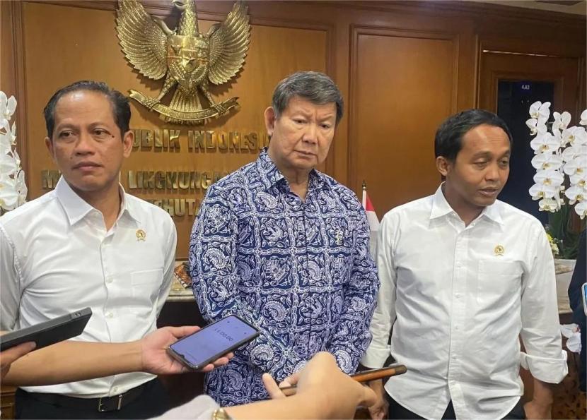 Ketua Delegasi RI untuk COP29 Hashim Djojohadikusumo (tengah), Menteri LH Hanif Faisol Nurofiq (kiri) dan Menhut Raja Juli Antoni ditemui media usai rapat persiapan COP29 di Jakarta, Selasa (29/10/2024).