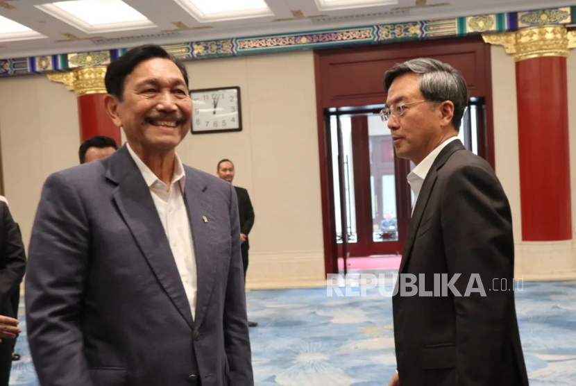 Ketua DEN Luhut Binsar Pandjaitan berbicara dengan Wasekjen CPPCC sekalugus Wakil Ketua Dewan Urusan Ekonomi dan Sosial China Zhang Maoyu di Beijing pada Kamis (21/5/2025).