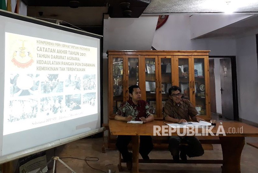 Ketua Departemen Luar Negeri Serikat Petani Indonesia (SPI) Zainal Arifin Fuad (kanan) dalam konferensi pers catatan akhir tahun SPI, Rabu (27/12).