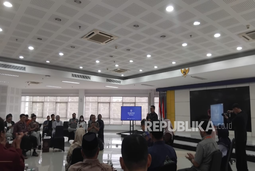 Ketua Departemen Politik dan Pemerintahan Fisipol UGM, Dr Abdul Gaffar Karim (berdiri) berbicara dalam edisi khusus The Clinic yang digelar Bulaksumur Roundtable Forum (BRF), sebuah forum diskusi akademik yang diinisiasi oleh Departemen Politik dan Pemerintahan Fisipol UGM di Kampus Fisipol UGM, Kamis (19/6/2025). 