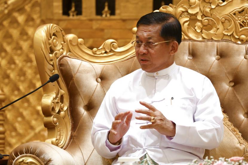 Ketua Dewan Administrasi Negara Myanmar Jenderal Senior Min Aung Hlaing.Kepala junta Myanmar pada Rabu (4/1/2023) mengecam negara-negara karena campur tangan urusan dalam negeri Myanmar. Junta juga memuji negara seperti China, India dan Thailand yang turut membantu bekerja sama secara positif. 