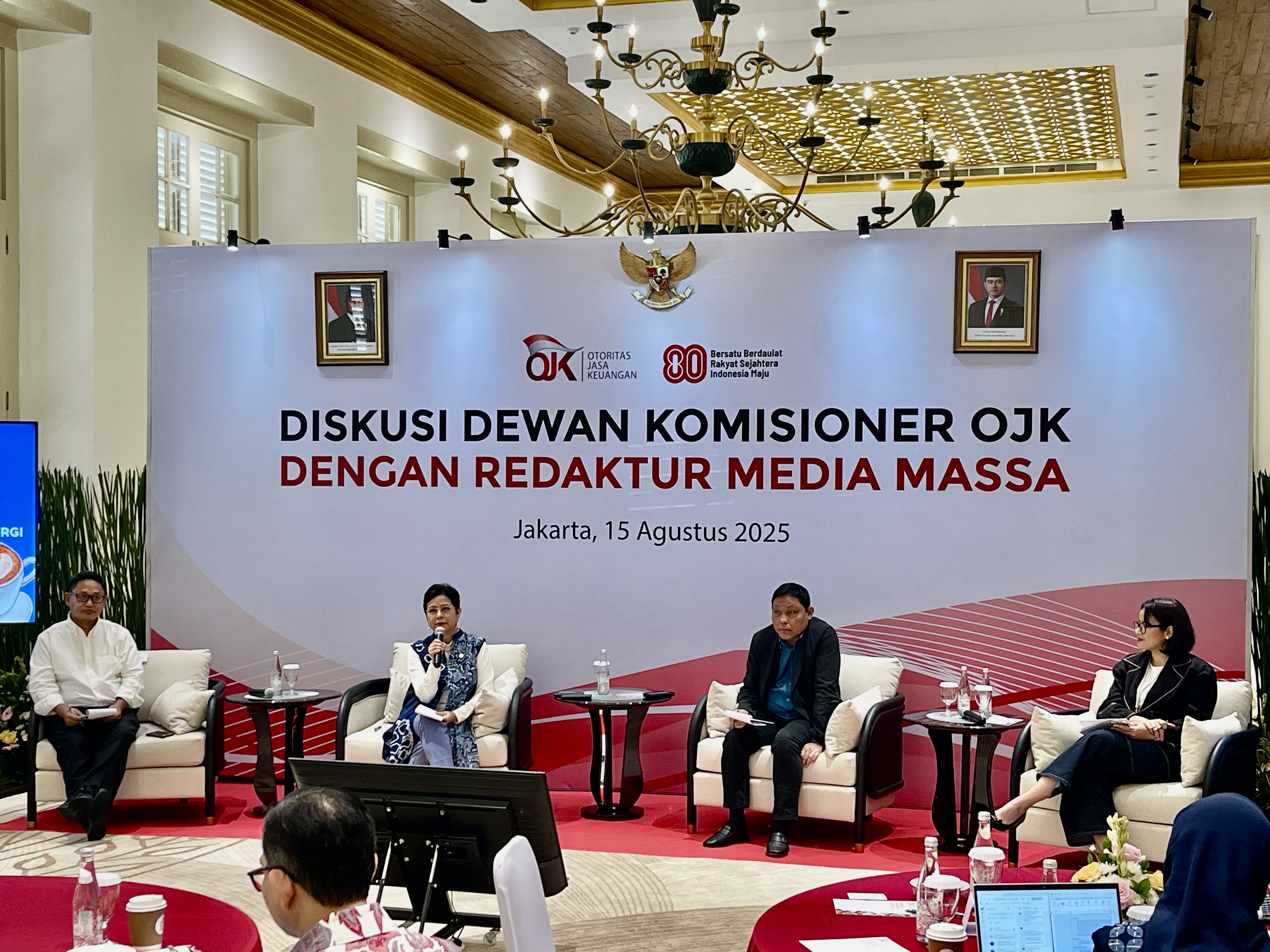 Ketua Dewan Audit yang juga Anggota Dewan Komisioner OJK Sophia Wattimena (kedua dari kiri), Kepala Departemen Manajemen Risiko dan Pengendalian Kualitas OJK Ahmad Fuad (kiri), Deputi Komisioner ARK OJK Djonieri (kedua dari kanan), dan Juru Bicara OJK Sekar Putih Djarot (kanan) dalam diskusi dengan media, di Jakarta, Jumat (15/8/2025).