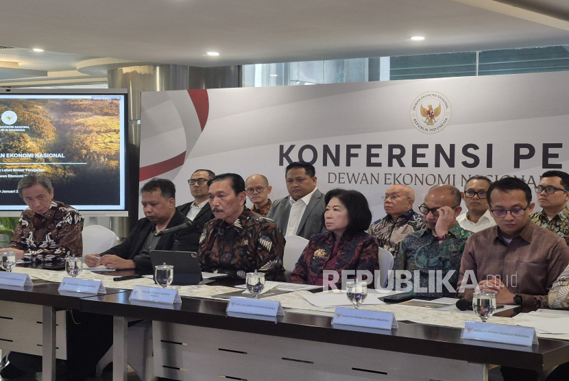 Ketua Dewan Ekonomi Nasional (DEN) Luhut Binsar Pandjaitan dalam konferensi pers di Jakarta, Kamis (9/1/2025).