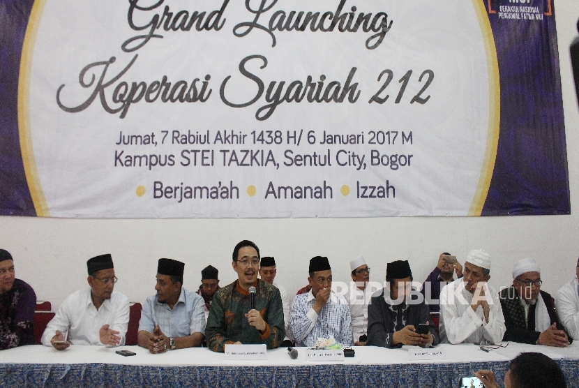 Ketua Dewan Ekonomi Syariah 212 M Syafi'i Antonio (tengah) memberikan keterangan dalam konferensi pers peluncuran Koperasi Syariah 212 di Masjid Andalusia, Sentul, Kabupaten Bogor, Jumat (6/1).