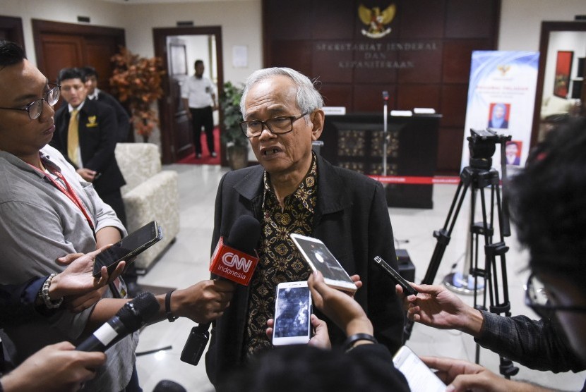 Ketua Dewan Etik MK Abdul Mukthie Fadjar menjawab pertanyaan wartawan saat istirahat sidang perdana terkait dugaan pelanggaran etik yang dilakukan Patrialis Akbar di gedung MK, Jakarta, Rabu (1/2). 