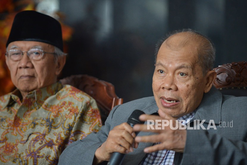 Ketua Dewan Etik MK Achmad Roestandi (kanan) bersama anggota Salahuddin Wahid memberikan keterangan terkait dugaan pelanggaran etik yang dilakukan Ketua MK Arief Hidayat di Gedung MK Jakarta, Rabu (6/12).