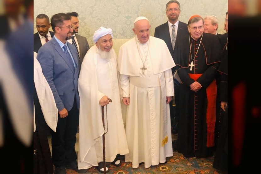 Ketua Dewan Fatwa Uni Emirat Arab (UEA) Syekh Abdallah bin Bayyah menemui Kepala Gereja Katolik Paus Franciskus pada Senin (28/10).