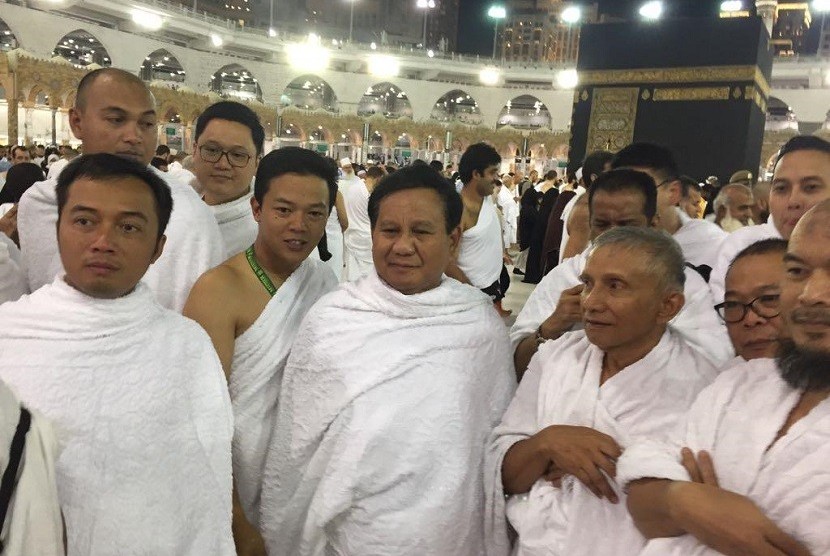 National Mandate Party (PAN) Honorary Council chairman Amien Rais  and Gerindra chief patron Prabowo Subianto perform umrah in Mecca, Saudi Arabia. The two senior politician then meet with Habib Rizieq Shihab.