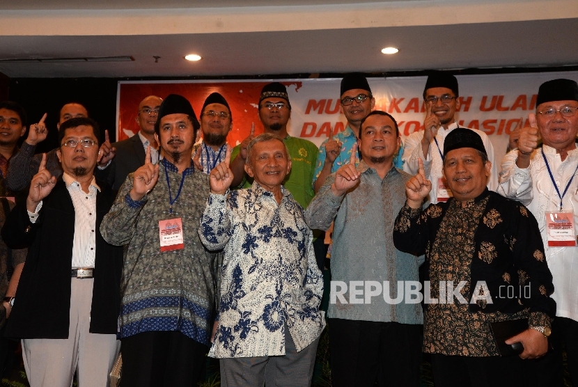 Ketua Dewan Kehormatan Partai Amanat Nasional Amien Rais (tengah), bersama sejumlah tokoh islam seusai mengadakan pertemuan Mudzakarah Ulama dan Tokoh Nasional di Jakarta, Rabu (14/9).
