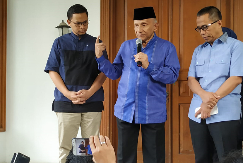 Ketua Dewan Kehormatan Partai Amanat Nasional  (PAN) Amien Rais menggelar konferensi pers merespons pertemuan Prabowo-Jokowi di Jalan Daksa I Nomor 10, Kebayoran Baru, Jakarta, Senin (15/7). 