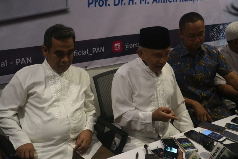 Ketua Dewan Kehormatan Partai Amanat Nasional (PAN) Amien Rais menyampaikan keterangan pers usai meluncurkan buku barunya berjudul 'Hijrah: Selamat Tinggal Revolusi Mental, Selamat Datang Revolusi Moral', di Jalan Daksa I, Kebayoran Baru, Jakarta, Jumat (11/1).