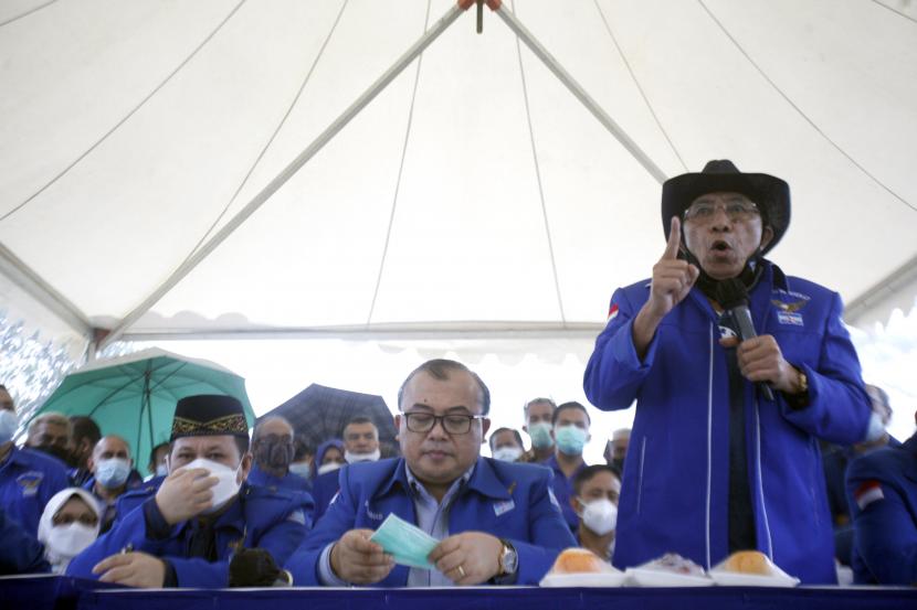 Ketua Dewan Kehormatan Partai Demokrat versi kubu Moeldoko, Max Sopacua (kanan) menyampaikan keterangan pers di kawasan Wisma Atlet Hambalang, Kabupaten Bogor, Jawa Barat, Kamis (25/3/2021). 