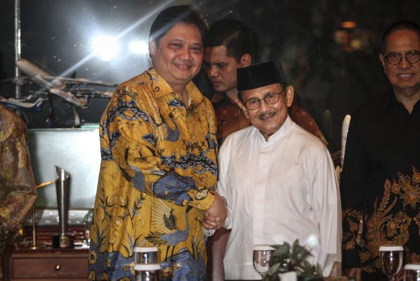 Ketua Dewan Kehormatan Partai Golkar BJ Habibie (kanan) menyambut kedatangan Ketua Umum Partai Golkar Airlangga Hartarto (kiri) di kediamannya, kawasan Kuningan, Jakarta, Jumat (3/8). 