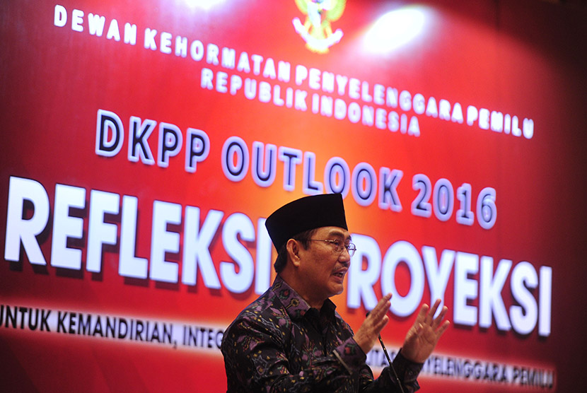 Ketua Dewan Kehormatan Penyelenggara Pemilihan Umum (DKPP) Jimly Assidiqie menyampaikan sambutan pada seminar DKPP Outlook 2016 di Jakarta, Senin (28/12).