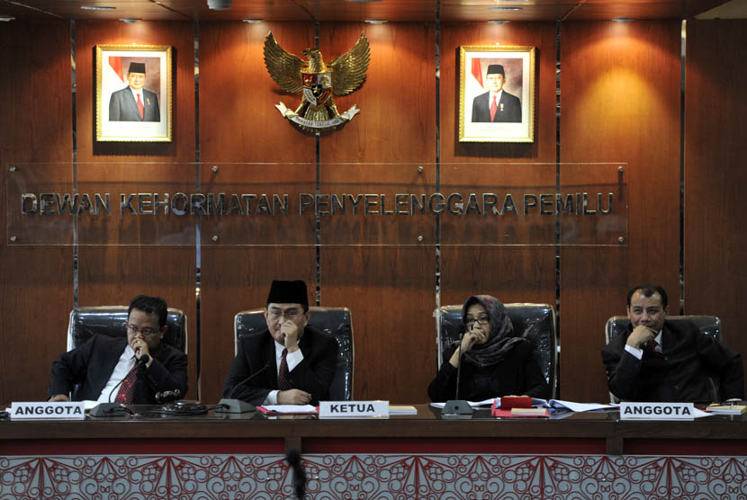   Ketua Dewan Kehormatan Penyelenggara Pemilu (DKPP) Jimly Asshiddiqie memimpin  sidang kode etik ketua dan anggota KPU di ruang sidang DKPP, Jakarta, Selasa (26/3).  (Antara/Andika Wahyu)