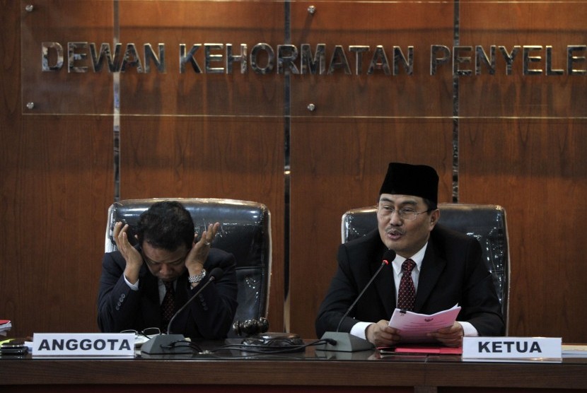 Ketua Dewan Kehormatan Penyelenggara Pemilu (DKPP) Jimly Asshiddiqie (kanan) didampingi anggota majelis DKPP Nur Hidayat Sardini (kiri) 