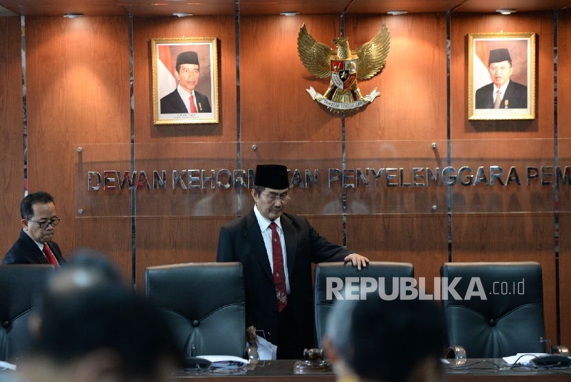 Ketua Dewan Kehormatan Penyelenggara Pemilu (DKPP) Jimly Asshiddiqie (kanan) bersama Anggota DKPP Nur Hidayat Sardini memasuki ruangan sidang terkait pelaksanaan Pilkada serentak 2017 di ruang sidang DKPP, Jakarta, Jumat (7/4).