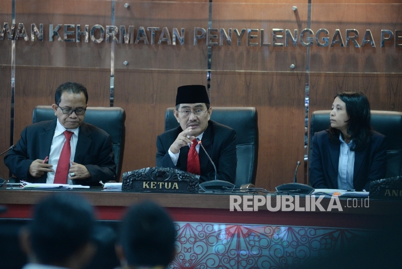 Ketua Dewan Kehormatan Penyelenggara Pemilu (DKPP) Jimly Asshiddiqie (tengah), didampingi anggota DKPP saat memimpin sidang putusan pelanggaran Kode etik KPU di kantor DKPP, Jakarta, Rabu (10/5).