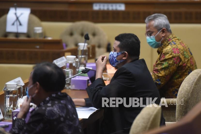 Ketua Dewan Kehormatan Penyelenggara Pemilu (DKPP) Muhammad (tengah) bersama Ketua Komisi Pemilihan Umum (KPU) Arief Budiman (kanan) dan Ketua Badan Pengawas Pemilu (Bawaslu) Abhan (kiri) bersiap mengikuti Rapat Kerja/Rapat Dengar Pendapat dengan Komisi II DPR di Kompleks Parlemen, Senayan, Jakarta, Kamis (10/9/2020). Rapat yang juga diikuti oleh Mendagri Tito Karnavian secara daring itu membahas evaluasi pelaksanaan tahapan Pilkada Serentak 2020. 