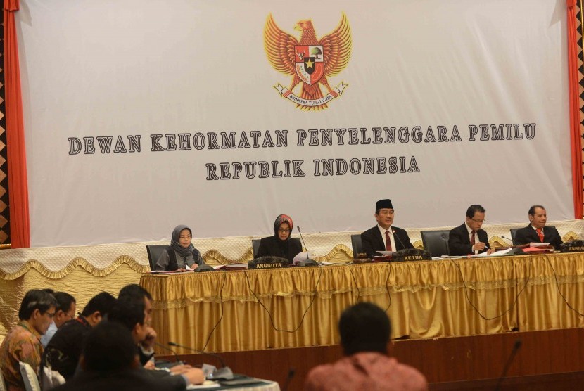 Ketua Dewan Kehormatan Penyelenggara Pemilu (DKPP) RI Jimly Asshidiqie (tengah) memimpin sidang pelanggaran kode etik KPU dan Badan Pengawas Pemilu (Bawaslu) di Jakarta, Senin (11/8).