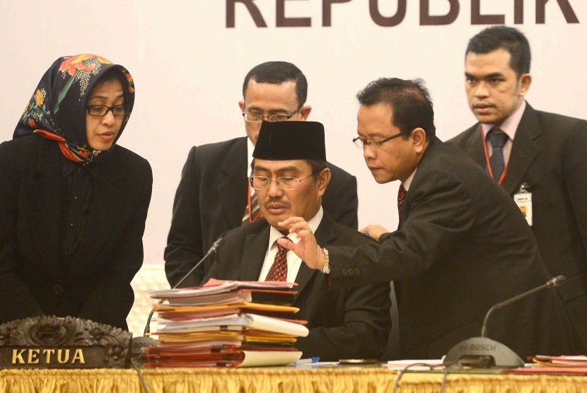 Ketua Dewan Kehormatan Penyelenggara Pemilu (DKPP) RI Jimly Asshidiqie memeriksa formulir C1 berhologram yang terdapat mikroteks saat sidang Penyelenggara Pemilu di Kementerian Agama, Jalan MH Thamrin, Jakarta Pusat, Jumat (15/8).