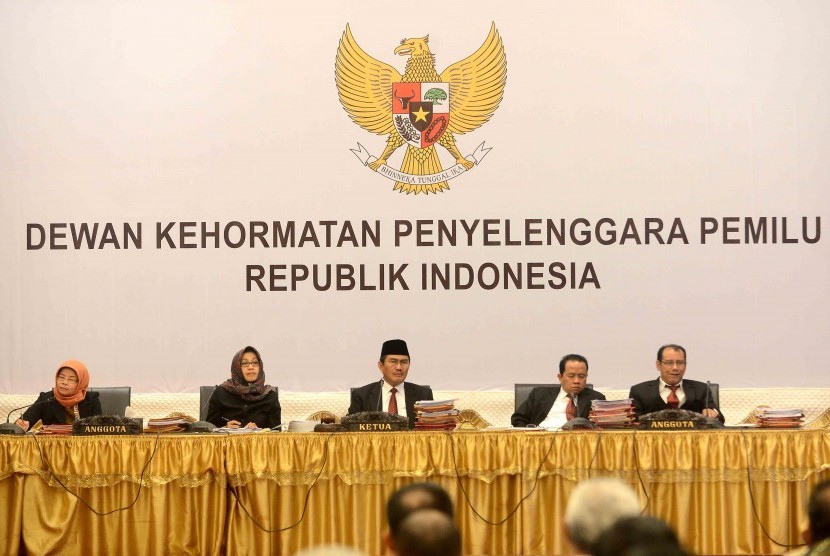 Ketua Dewan Kehormatan Penyelenggara Pemilu (DKPP) RI Jimly Asshidiqie memimpin sidang kode etik Dewan Kehormatan Penyelenggara Pemilu (DKPP) di Jakarta, Kamis (14/8). 