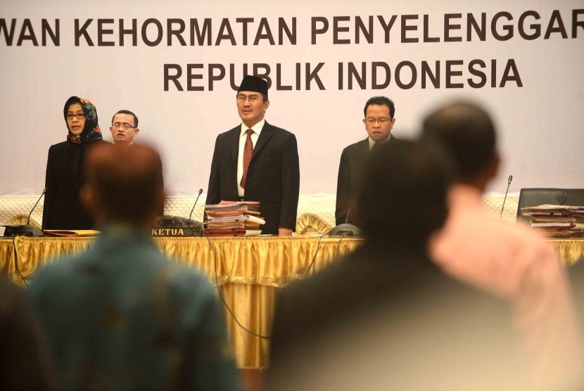 Ketua Dewan Kehormatan Penyelenggara Pemilu (DKPP) RI Jimly Asshidiqie memimpin jalanya sidang Penyelenggara Pemilu di Kementerian Agama, Jalan MH Thamrin, Jakarta Pusat, Jumat (15/8).