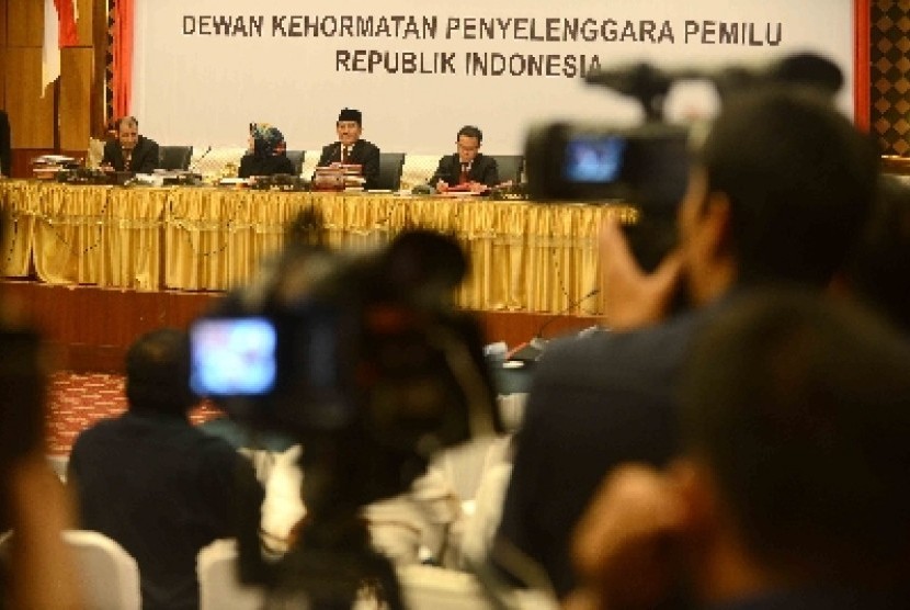 Ketua Dewan Kehormatan Penyelenggara Pemilu (DKPP) RI Jimly Asshidiqie memimpin jalanya sidang Penyelenggara Pemilu di Kementerian Agama, Jalan MH Thamrin, Jakarta Pusat, Jumat (15/8). 