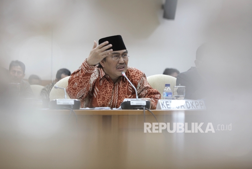   Ketua Dewan Kehormatan Penyelenggaraan Pemilu (DKPP) Jimly Asshiddiqie saat mengikuti Rapat Dengar Pendapat (RDP) dengan Panitia Khusus (Pansus) Rancangan Undang-Undang (RUU) Penyelenggaraan Pemilu di Konpleks Parlemen, Senayan, Jakarta, Rabu (7/12).