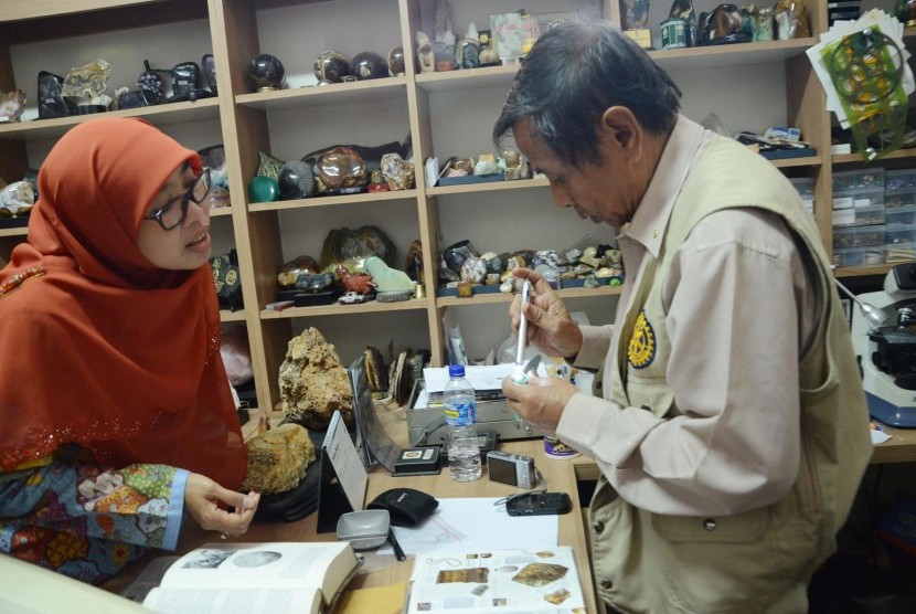 Ketua Dewan Kerajinan Nasional Daerah (Dekranasda) Jabar, Netty Prasetiyani Heryawan berbincang tentang kekayaan batu mulia Jabar dengan Geolog Sujatmiko di galerinya di Jalan Pajajaran, Kota Bandung.