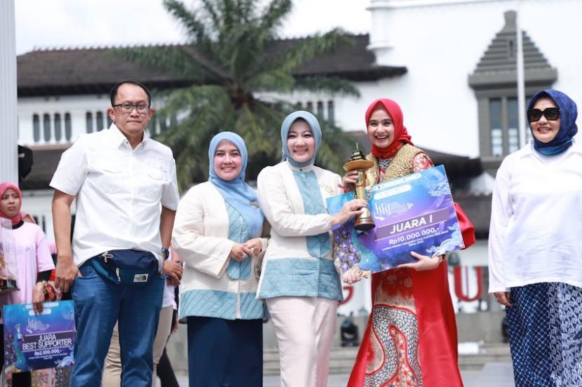 Ketua Dewan Kerajinan Nasional Daerah (Dekranasda) Provinsi Jawa Barat Atalia Praratya menyerahkan penghargaan kepada Ketua Dekranasda Kabupaten Bandung Barat Sonya Fatmala. 