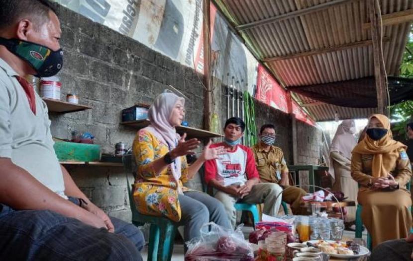 Ketua Dewan Kerajinan Nasional Daerah (Dekranasda) Provinsi Kepulauan Bangka Belitung, Melati Erzaldi mengunjungi sentra kerajinan 