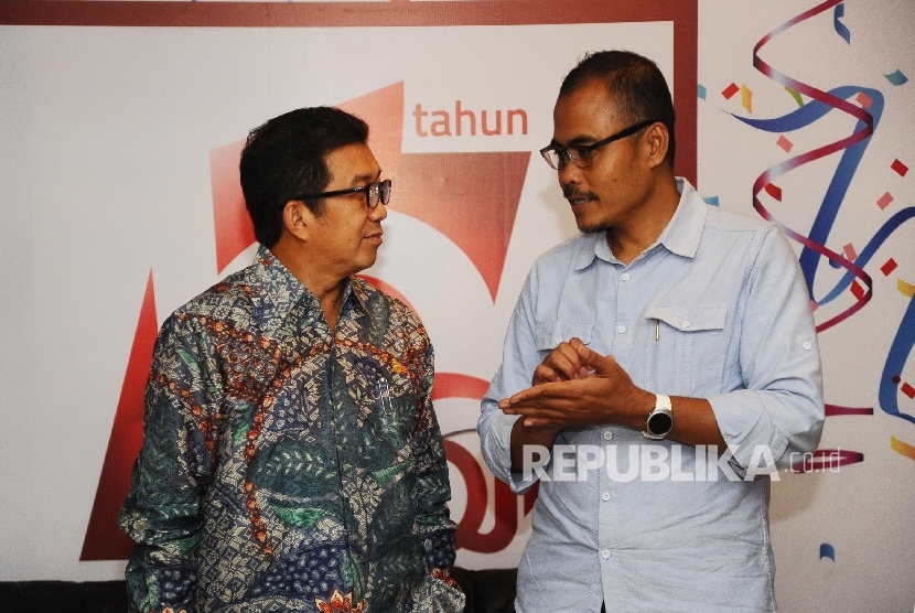 Ketua Dewan Komisaris OJK Muliaman D Hadad (kiri), Pemred Harian Republika Irfan Djunaidi berbincang saat melakukan silaturahim dikantor Otoritas Jasa Keuangan (OJK), Jakarta, Jumat (6\1).