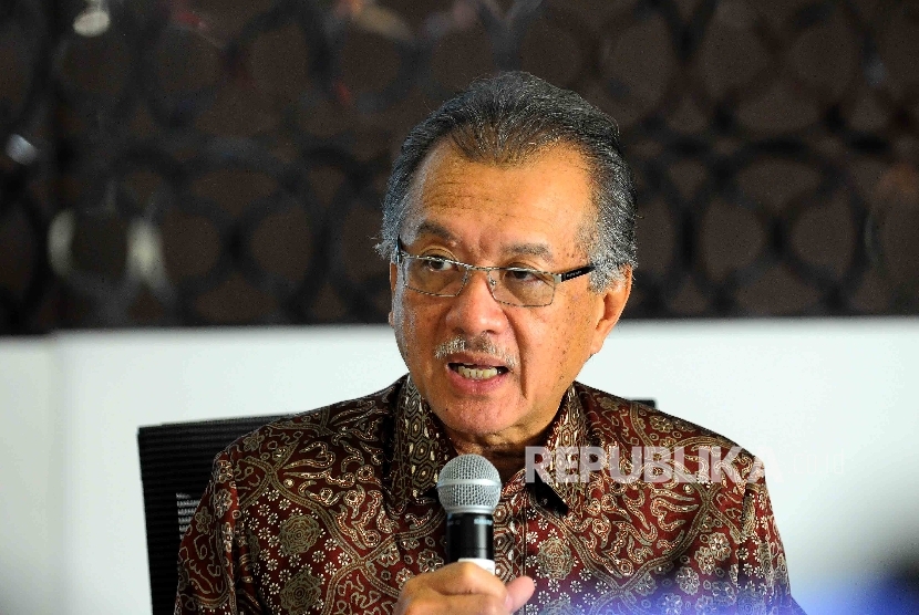 Ketua Dewan Komisioner Lembaga Penjamin Simpanan (LPS) Halim Alamsyah menyampaikan keterangan pers terkait review tingkat bunga penjaminan di Jakarta, Selasa (13/9). 