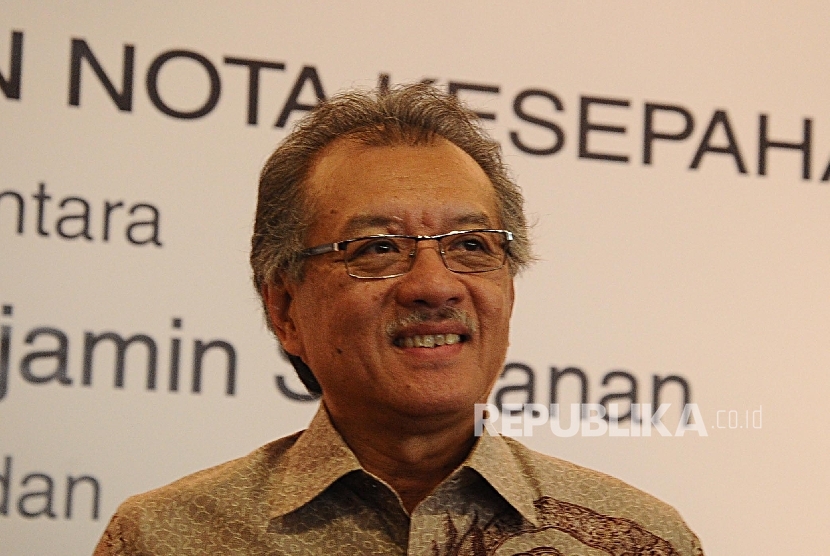 Ketua Dewan Komisioner Lembaga Penjamin Simpanan (LPS) Halim Alamsyah saat menandatangani Nota Kesepahaman di kantor LPS, Jakarta (3\3).