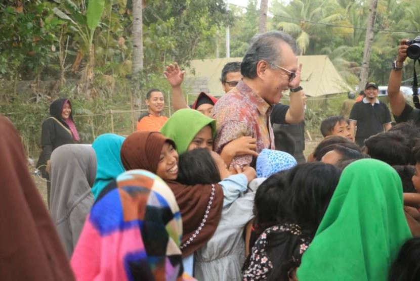 Ketua Dewan Komisioner LPS Halim Alamsyah disambut antusias penuh keceriaan oleh anak-anak korban musibah gempa bumi Lombok.   