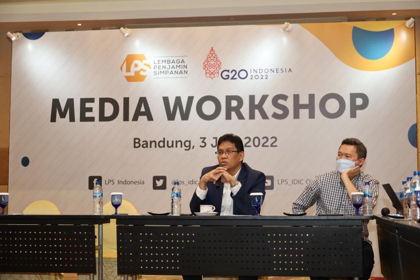 Ketua Dewan Komisioner LPS Purbaya Yudhi Sadewa (kiri) didampingi Sekretaris Lembaga LPS Dimas Yuliharto saat menjawab pertanyaan wartawan dalam Media Workshop di Bandung, Jumat (3/6).