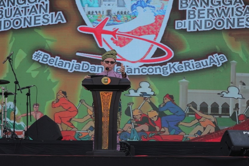 Ketua Dewan Komisioner OJK Mahendra Siregar dalam sambutannya pada Harvesting Gerakan Nasional Bangga Buatan Indonesia dan Bangga Berwisata di Indonesia (Gernas BBI-BBWI) di Pekanbaru, Provinsi Riau, Sabtu (29/7/2023).