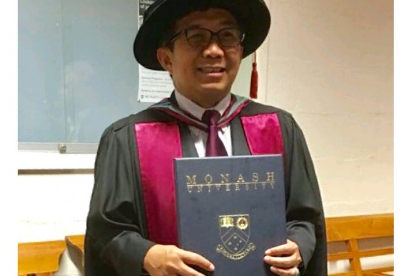 Ketua Dewan Komisioner Otoritas Jasa Keuangan (OJK) Muliaman D Hadad mendapat penghargaan Distinguished Alumni Award 2016 dari Universitas Monash Australia.