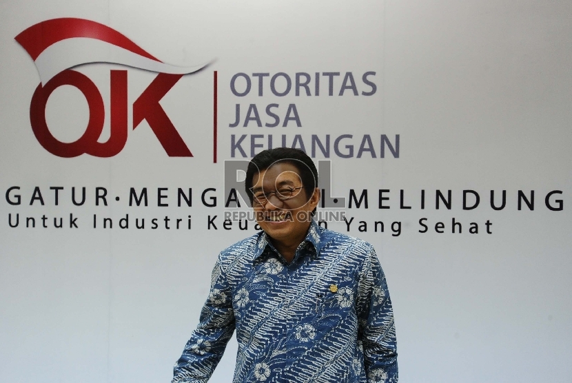 Ketua Dewan Komisioner OJK Muliaman D Hadad berbicara saat silaturahmi dengan media dikantor OJK, Jakarta, Jumat (24/7).