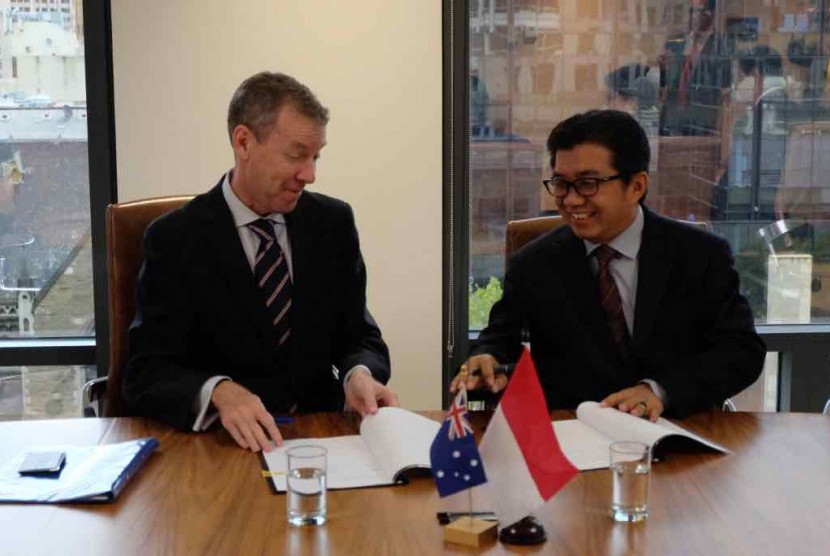 Ketua Dewan Komisioner OJK Muliaman D Hadad dan Komisioner ASIC John Price menandatangani kesepakatan kerja sama terkait fintech di Kantor ASIC Melbourne, Australia, Jumat (21/4)