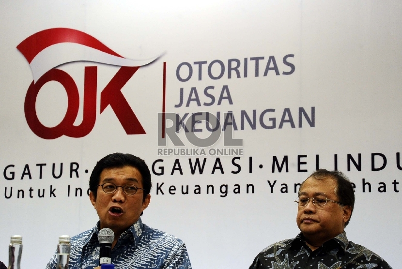 Ketua Dewan Komisioner OJK Muliaman D Hadad (kiri) berbicara saat silaturahmi dengan media dikantor OJK, Jakarta, Jumat (24/7).