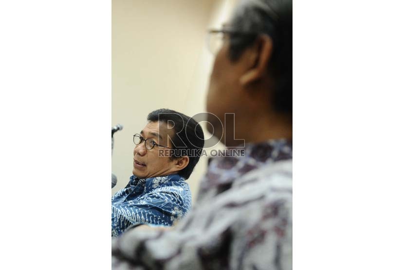Ketua Dewan Komisioner OJK Muliaman D Hadad (kiri) berbicara saat silaturahmi dengan media dikantor OJK, Jakarta, Jumat (24/7). 