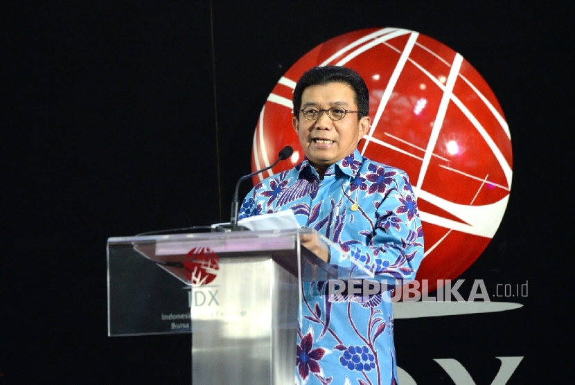Ketua Dewan Komisioner OJK Muliaman D Hadad memberikan paparan usai meluncurkan Strategi Perlindungan Konsumen Keuangan (SPKK) OJK 2013-2027 sekaligus membuka perdagangan bursa di Jakarta, Kamis (18/5).