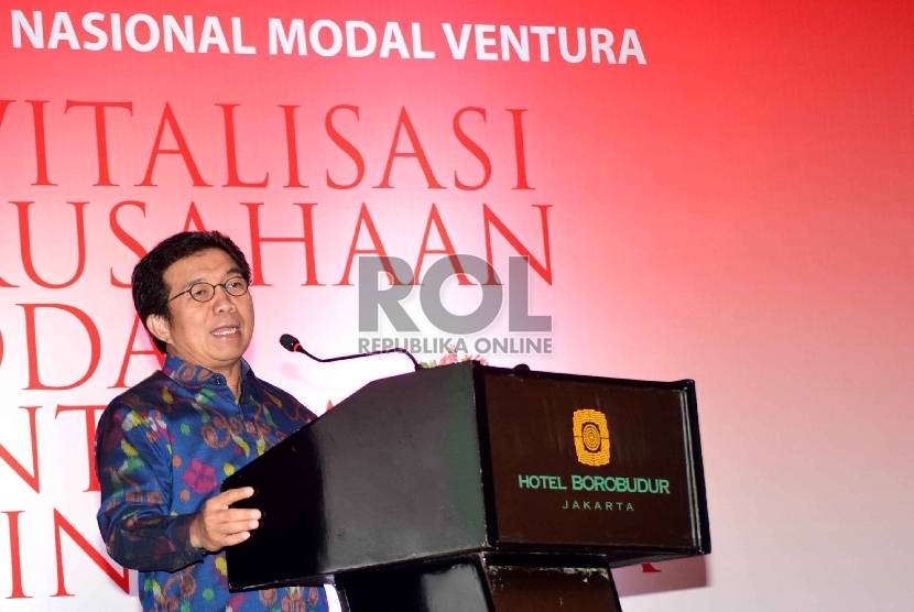 Ketua Dewan Komisioner OJK Muliaman D. Hadad saat pembukaan Seminar Nasional Revitalisasi Modal Ventura, Jakarta, Senin (27/4)(Republika/ Yasin Habibi)