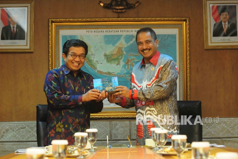 Ketua Dewan Komisioner OJK, Muliaman Hadad (kiri) bersama Menteri Pariwisata, Arief Yahya saat penandatanganan Nota Ksepahaman di Kantor Kementerian Pariwisata, Jakarta, Selasa (19/4).  (Republika/Agung Supriyanto )