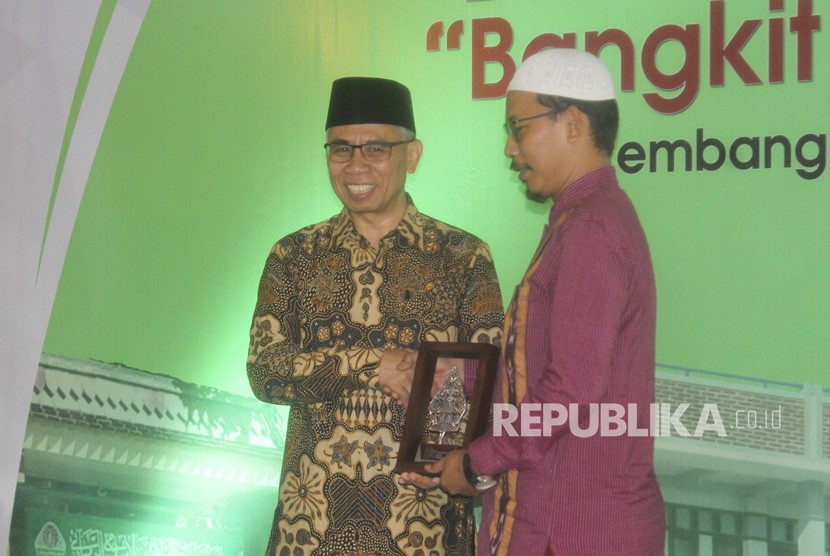 Ketua Dewan Komisioner OJK Wimboh Santoso (kiri) menyerahkan cinderamata saat meresmikan Bank Wakaf Mikro Bangkit Nusantara di Pondok Pesantren Roudlatut Thalibin, Rembang, Jawa Tengah, Kamis (9/1/2020). 