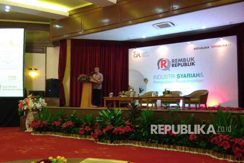 Ketua Dewan Komisioner OJK Wimboh Santoso memberikan keynote speech dalam acara Rembuk Republik, Kamis (5/10), di Jakarta.