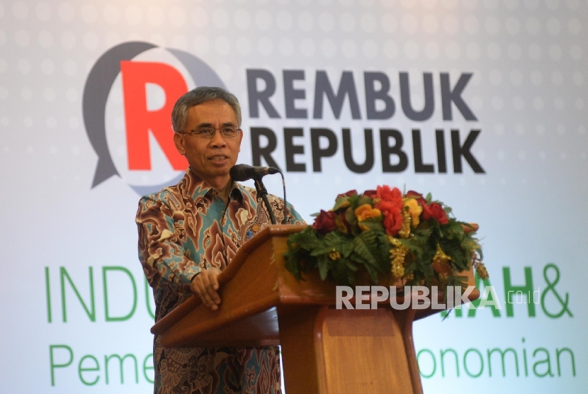  Ketua Dewan Komisioner OJK Wimboh Santoso memberikan sambutan saat pembukaan seminar Perbankan Syariah bertajuk Rembuk Republik, Jakarta, Kamis (5/10). 