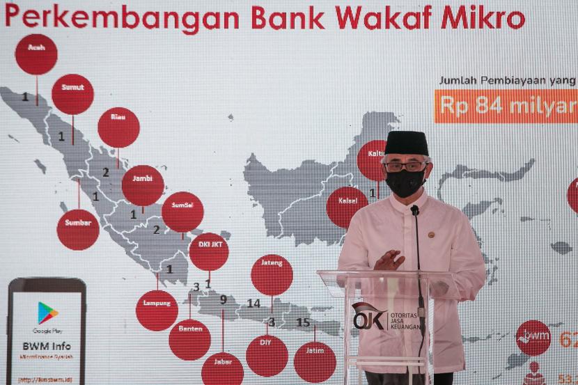 Ketua Dewan Komisioner OJK Wimboh Santoso memberikan sambutan pada peresmian Klaster Usaha Peternakan Kambing Domba Nasabah Bank Wakaf Mikro (BWM) Otoritas Jasa Keuangan (OJK) di Pondok Pesantren Imam Syuhodo, Polokarto, Sukoharjo, Jawa Tengah, Kamis (24/2/2022). Peresmian unit usaha ternak tersebut untuk mengembangkan klaster usaha UMKM nasabah Bank Wakaf Mikro (BWM) OJK yang saat ini tersebar di lima Ponpes yakni Sukoharjo, Demak, Kediri, Jember, dan Trenggalek.